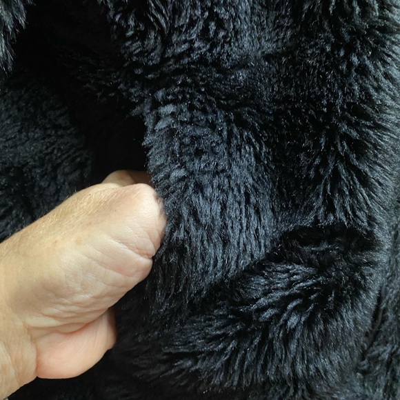 Ladies like new black faux fur with pockets inside and out - Picture 9 of 15